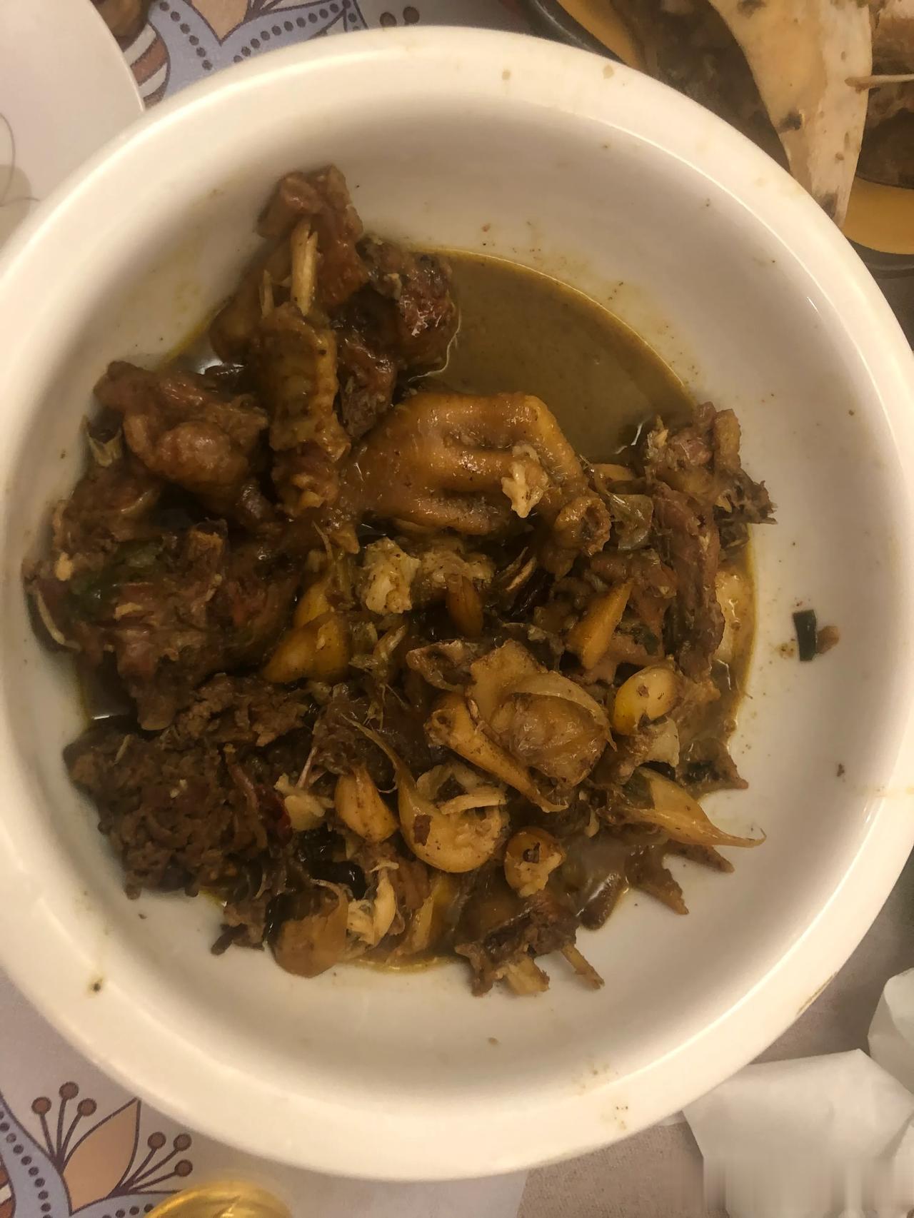 节日家宴，一家人聚在一起很开心，喝点果酒，今天喝的是陈皮味，微醺的感觉真的很爽！