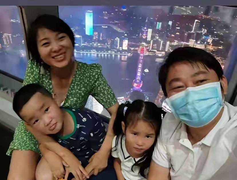 张雪的家庭情况，在他几岁的时候父母离世，他10岁的时候和妹妹相依为命，他是奶奶带