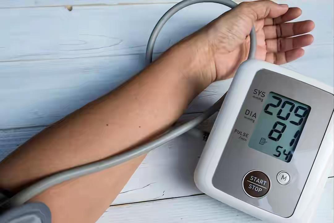 医生告诫：高血压人若常喝茶叶水，不用多长时间，或有6个变化
——但请先认清：“常