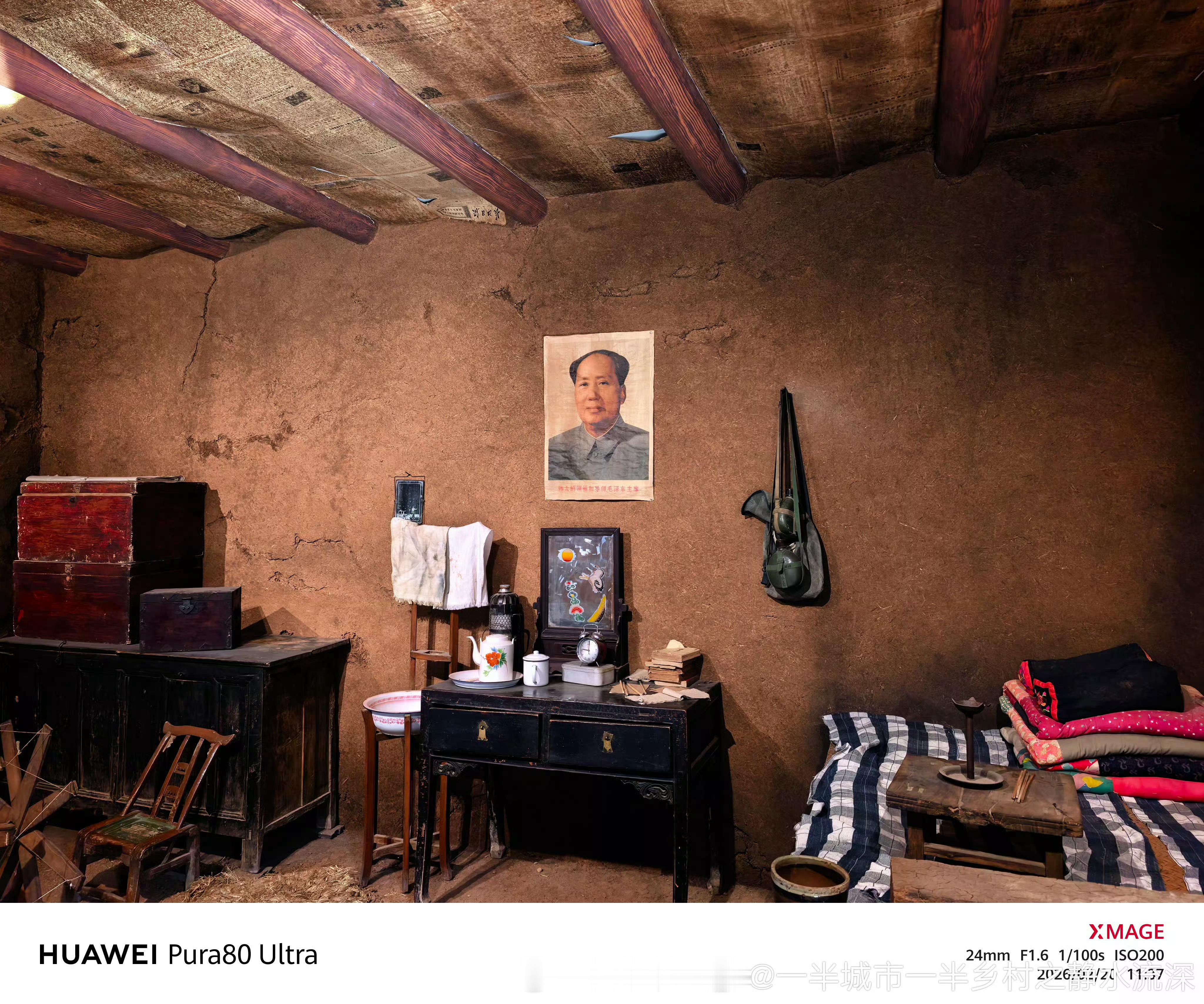 评论里看到两位朋友分享的图片——客厅里的教员。其实在湖南很多地方，家家户户都是这