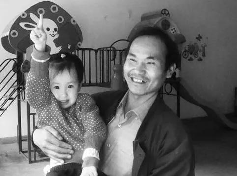 [微风]2012年，在山村执教22年的优秀教师，在亲吻精神疾病的妻子后离开家，直