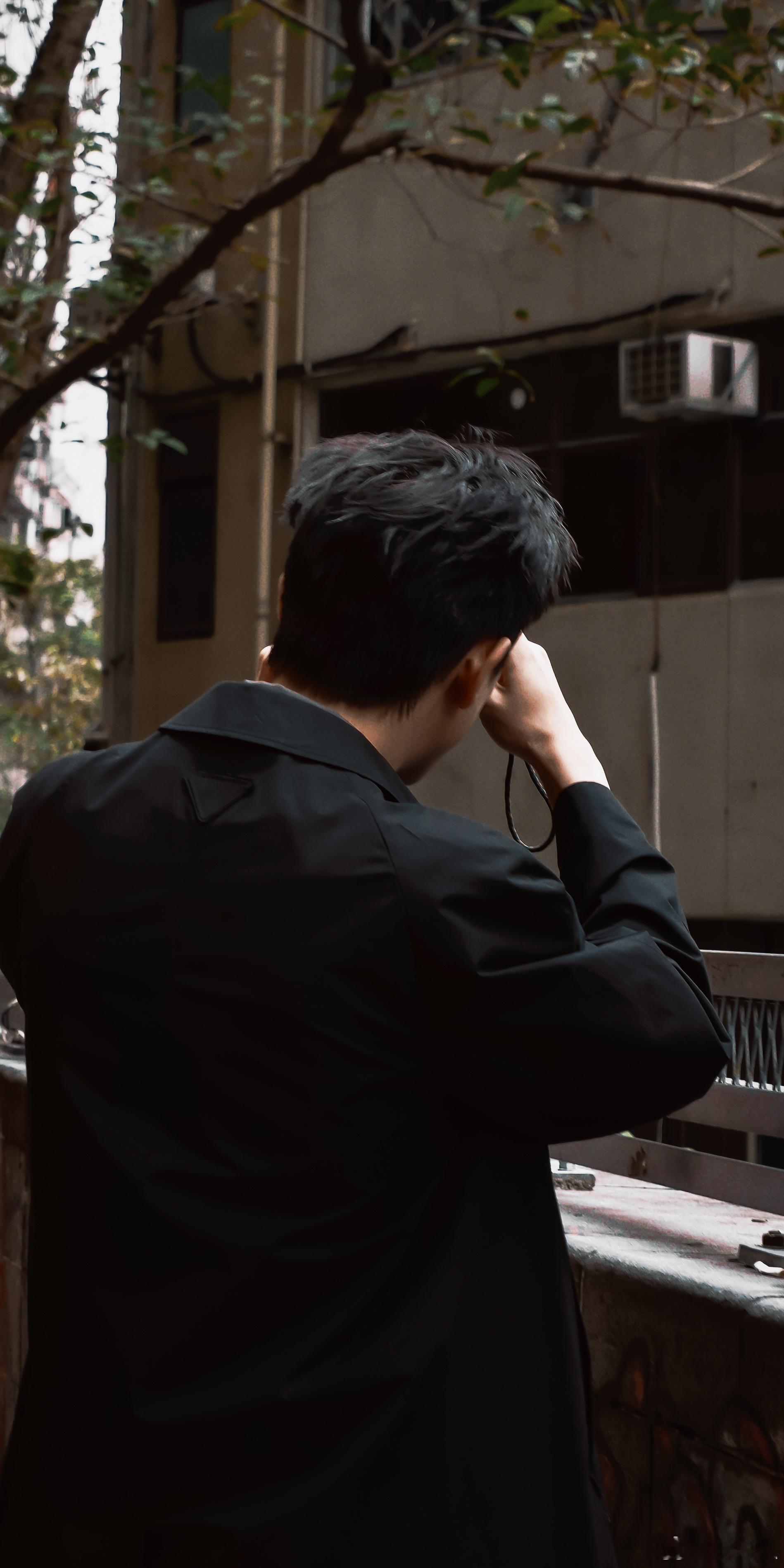 李现内娱的线下神图永动机 李现今天这个造型谁看了不说一句绝，白色西装贵公子本人。