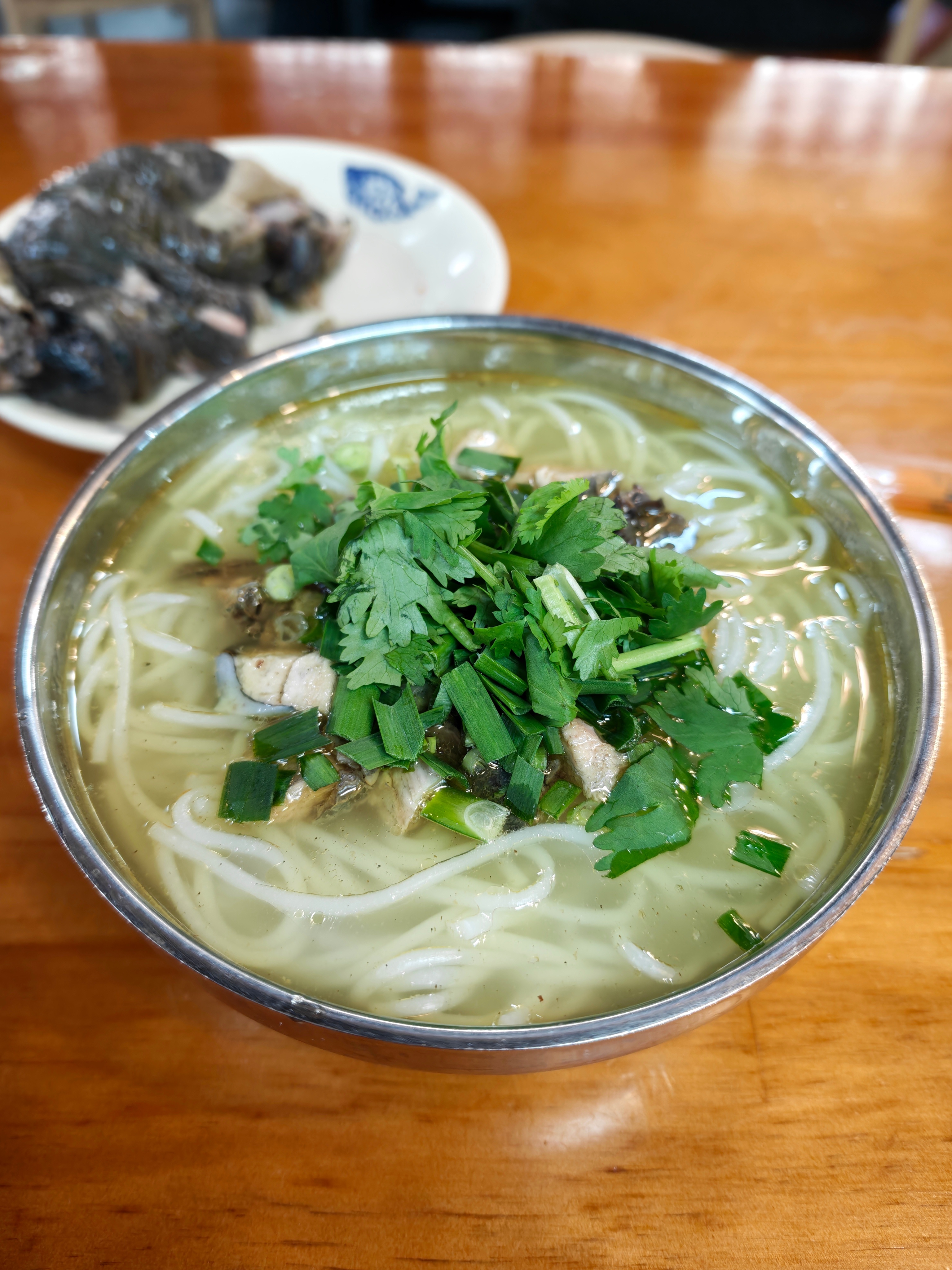 早上好，来碗鸡汤米线+乌鸡腿此时此刻恨不得自己有8个胃，赶紧吃赶紧吃，去哪也亏不