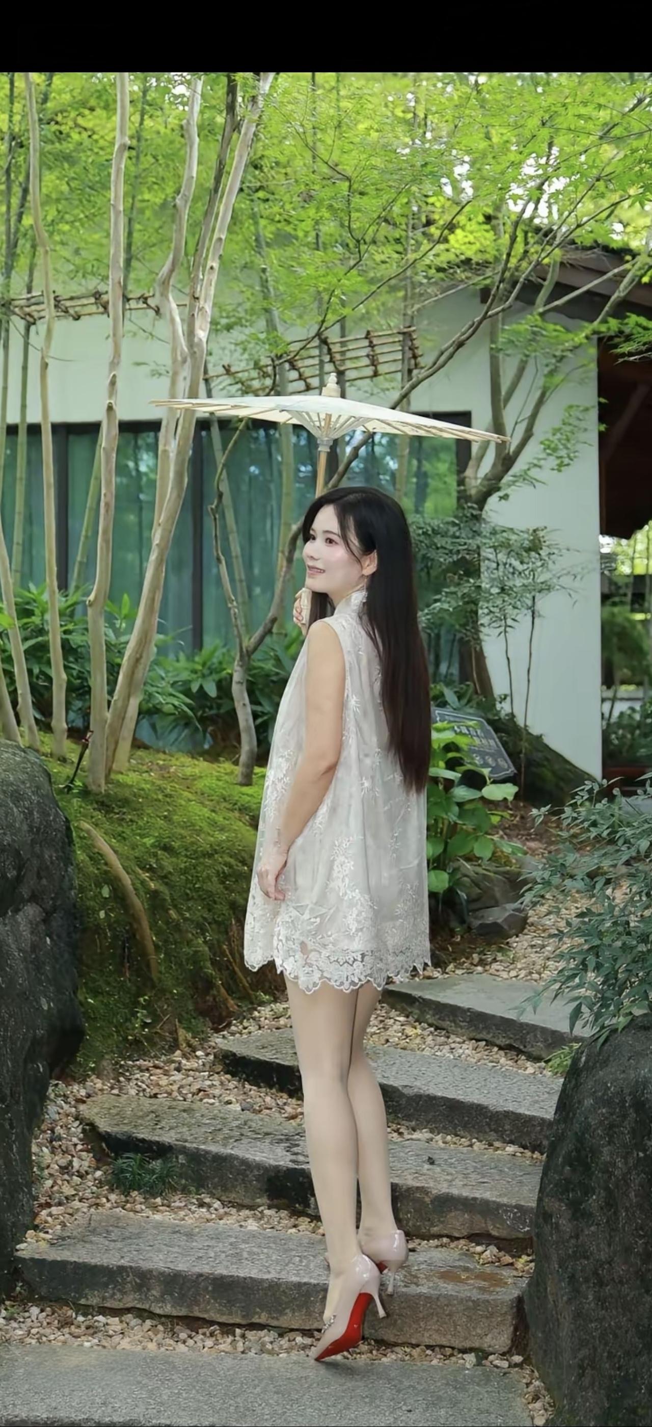 这姑娘在公园里拍照好美啊！