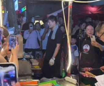 平顶山烧烤师傅因长相酷似张雪峰走红：三天涨粉23万，却关掉打赏、拒绝MCN河南平