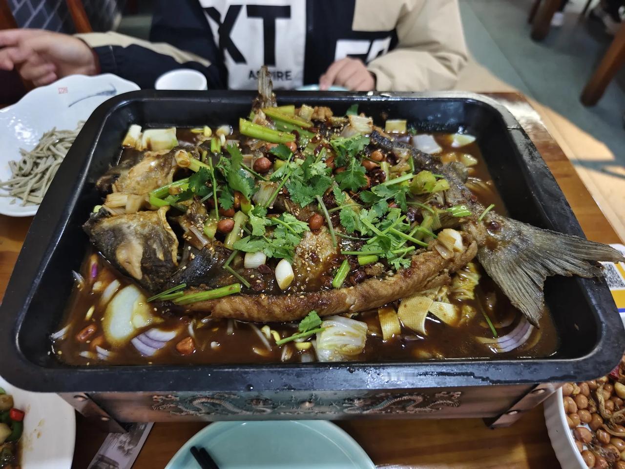 冬日生活分享热气腾腾的烤鱼，味道鲜美，能驱赶冬日的寒冷