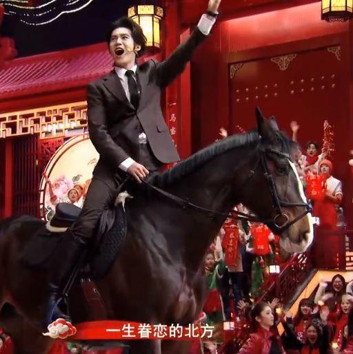 演员于适骑真马亮相开场，辽宁春晚太有创意了！
马年的春晚必然是离不开马，过去从来