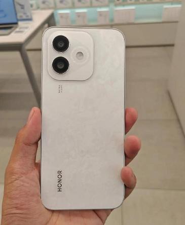 荣耀 X60i 拥有令人惊艳的轻薄机身，重量仅约 172g，厚度约 7.18mm