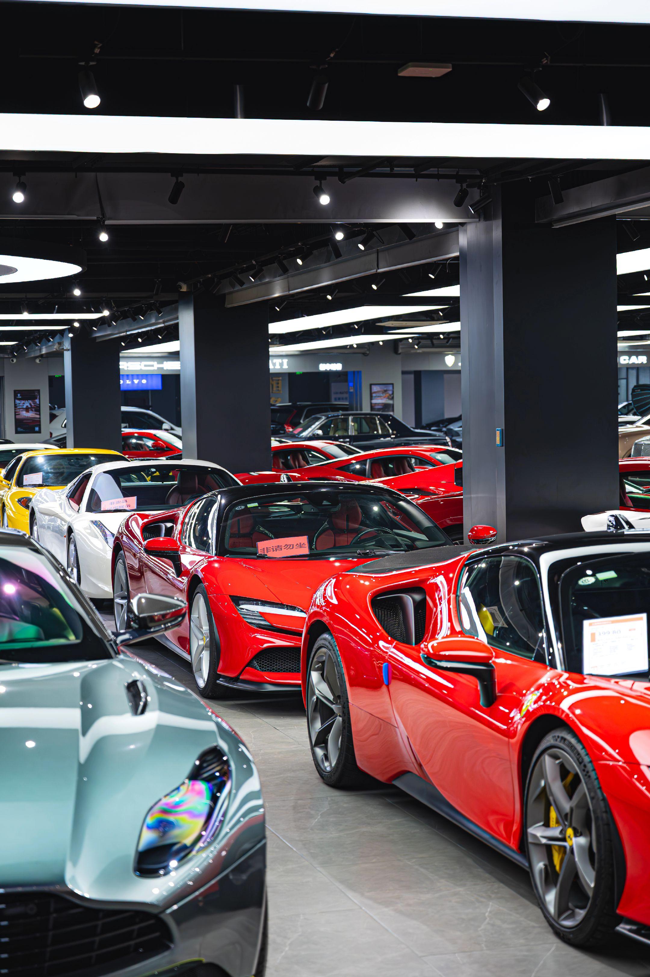 法拉利还是红色最好看。银轮的SF90真的没法抗拒