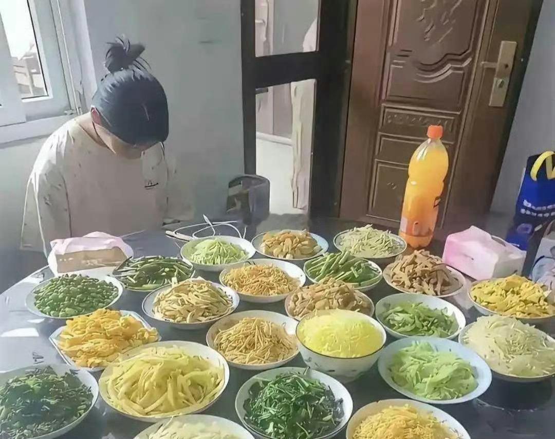 第一次去男朋友家感觉被重视了，满满的一桌子菜 ​​​