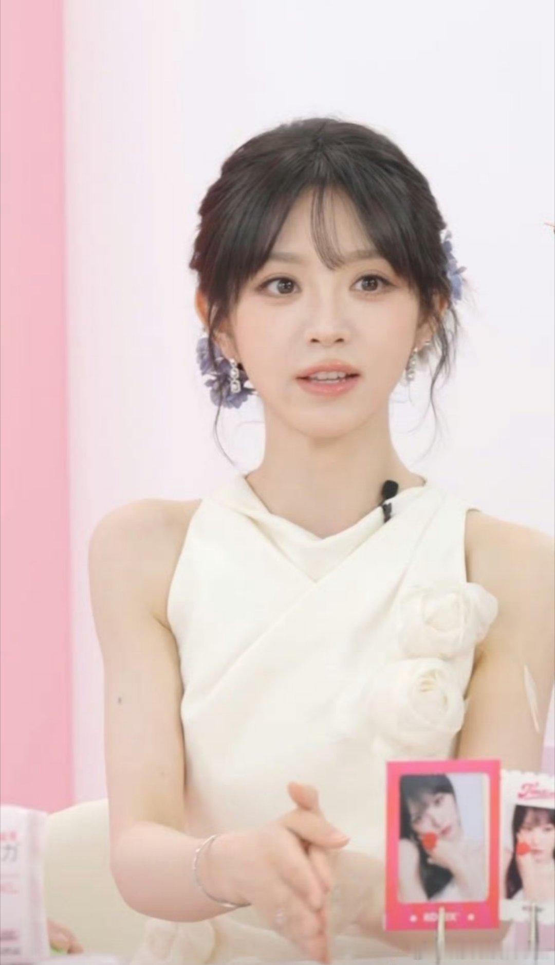 田曦薇今晚直播活动状态 