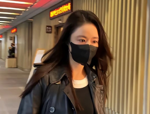 林心如参加琼瑶告别式  琼瑶告别式今日举行，林心如低调现身送别琼瑶阿姨，她一身黑
