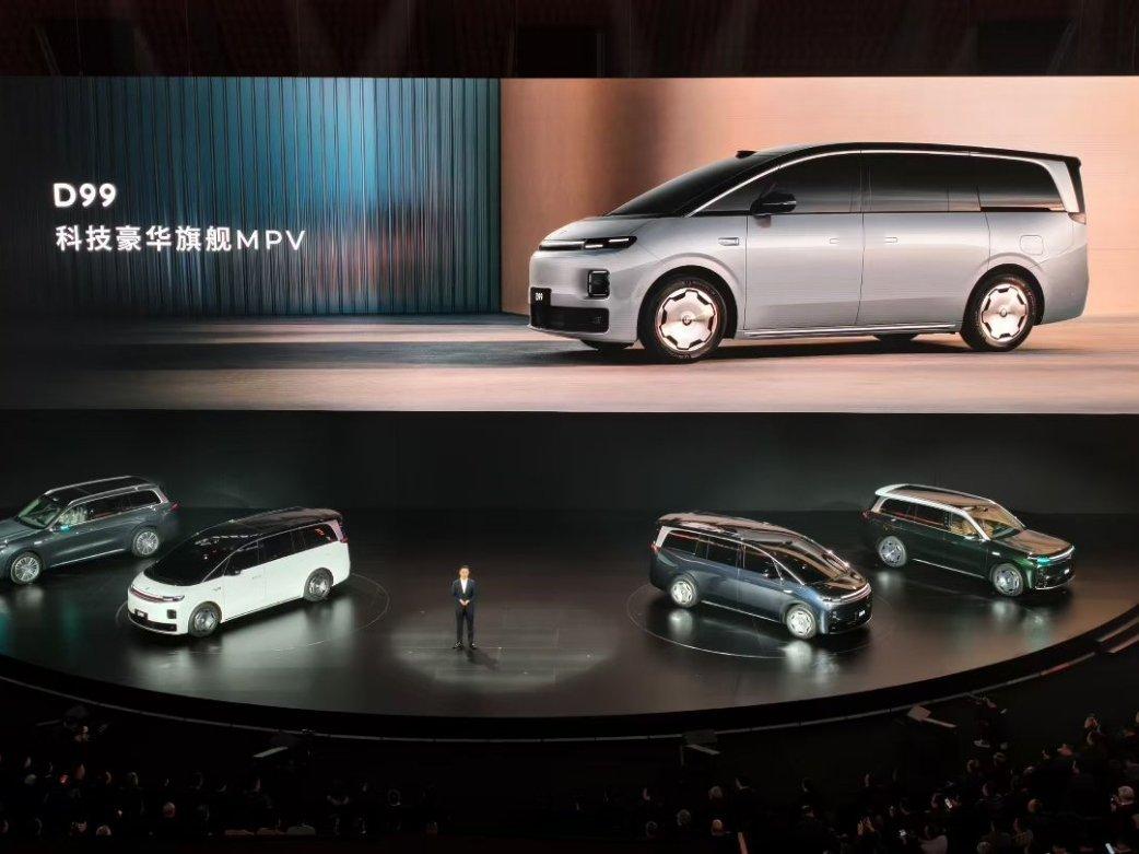 零跑9系豪华双旗舰同台首秀感觉2026年，车企的发力方向，都朝着mpv去了，有一