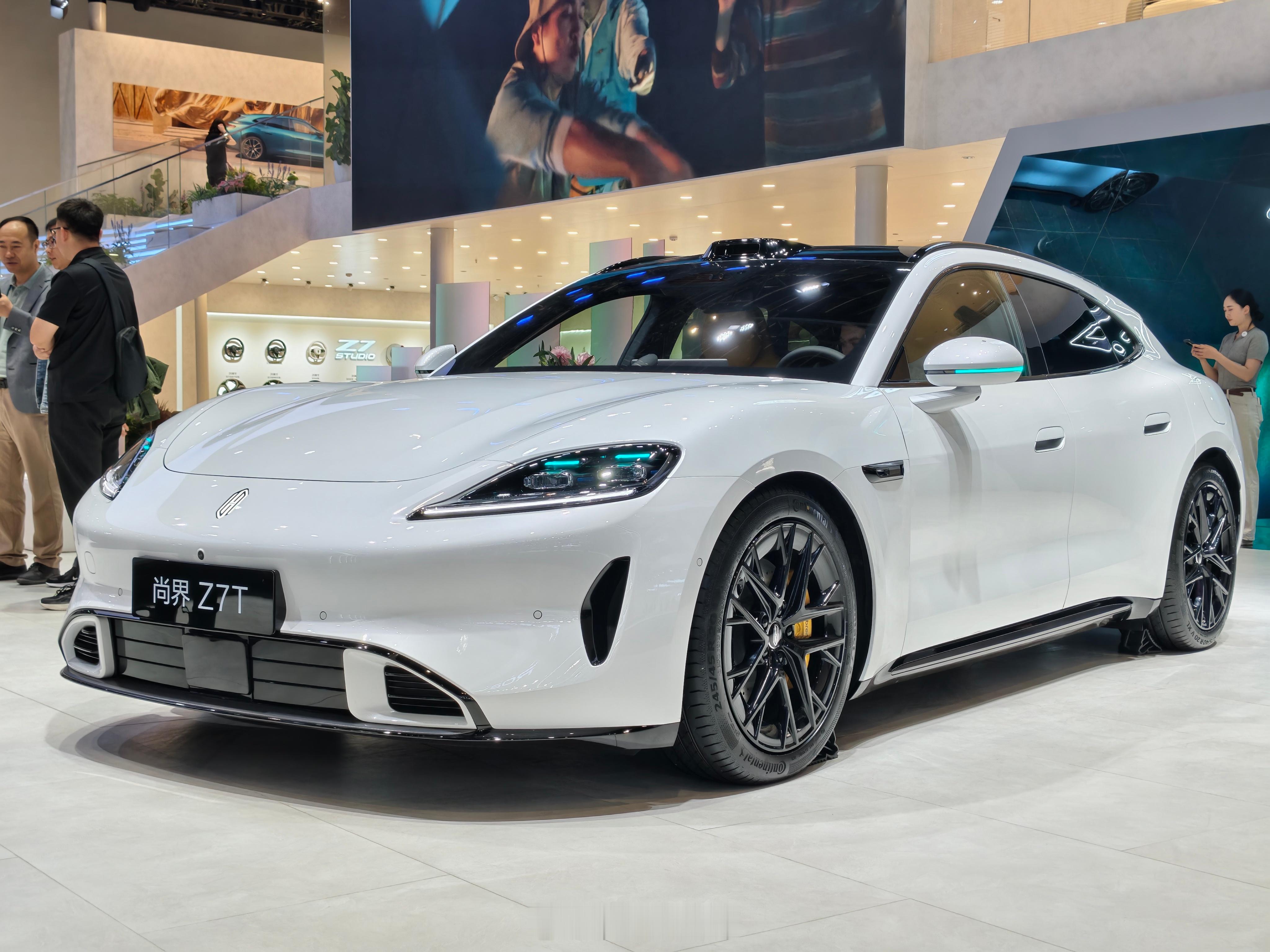 尚界展台前两天发布会围着太多人了，今天顺手拍两张。现场灯光下颜色质感比照片舒服，