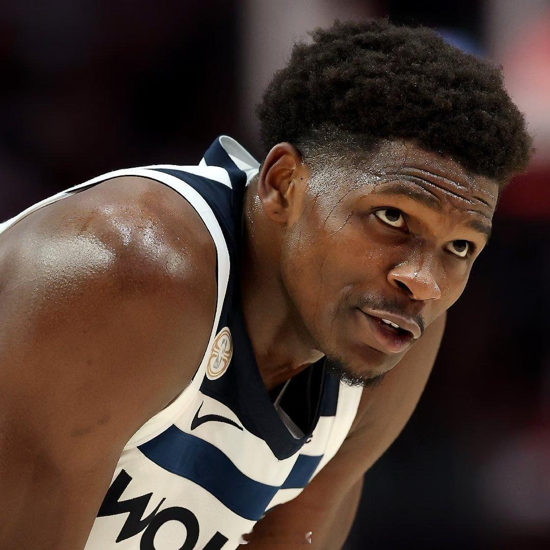 爱德华兹称自己还不是超级球星：我并不是觉得完全没有压力，我只是觉得自己不是焦点人