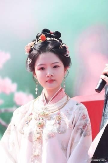 任敏还是素点好看 观众总是在任敏的轻盈步履中找到一种内心的宁静，她以简约的服饰展
