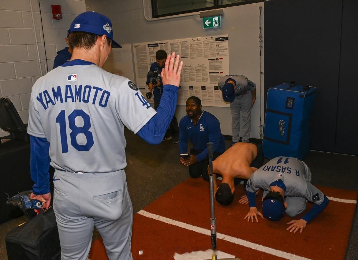 佐佐木朗希和翻译Will Ireton以“土下座”向无敌的山本由伸表达敬意。🙇