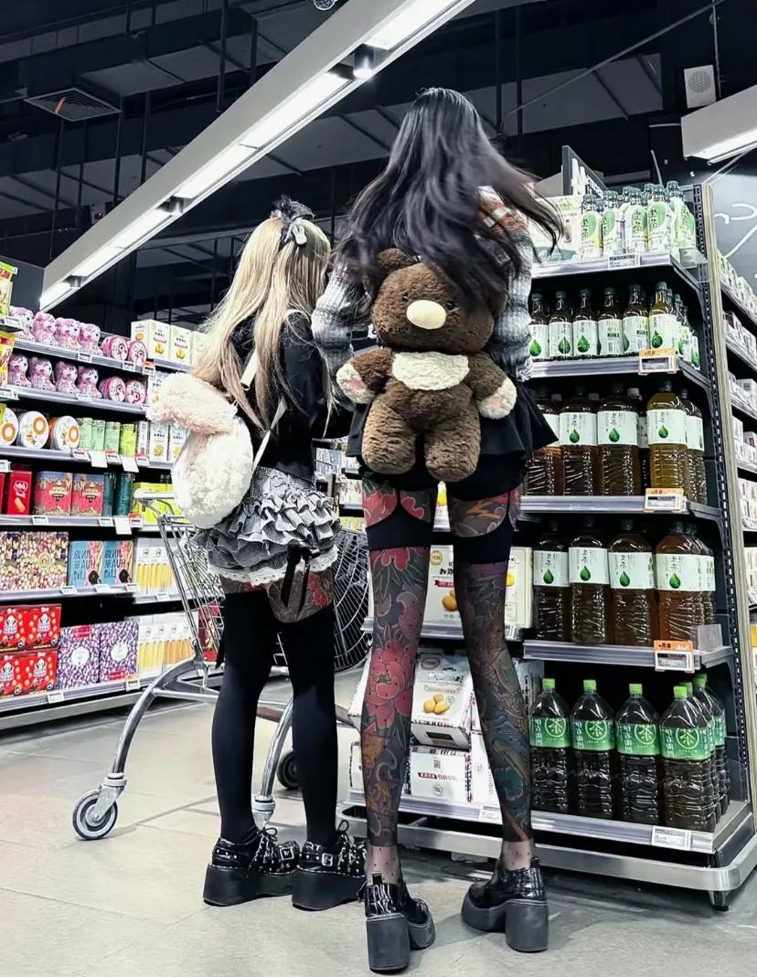 看不懂现在的女孩，一身纹身，穿的乱七八糟的，这以后谁敢娶？很好看？我是看不懂！这
