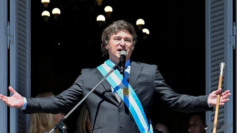 米莱开始监测网上支付。米莱放弃了自由的金融政策，开始对储蓄卡在网上支付40万比索