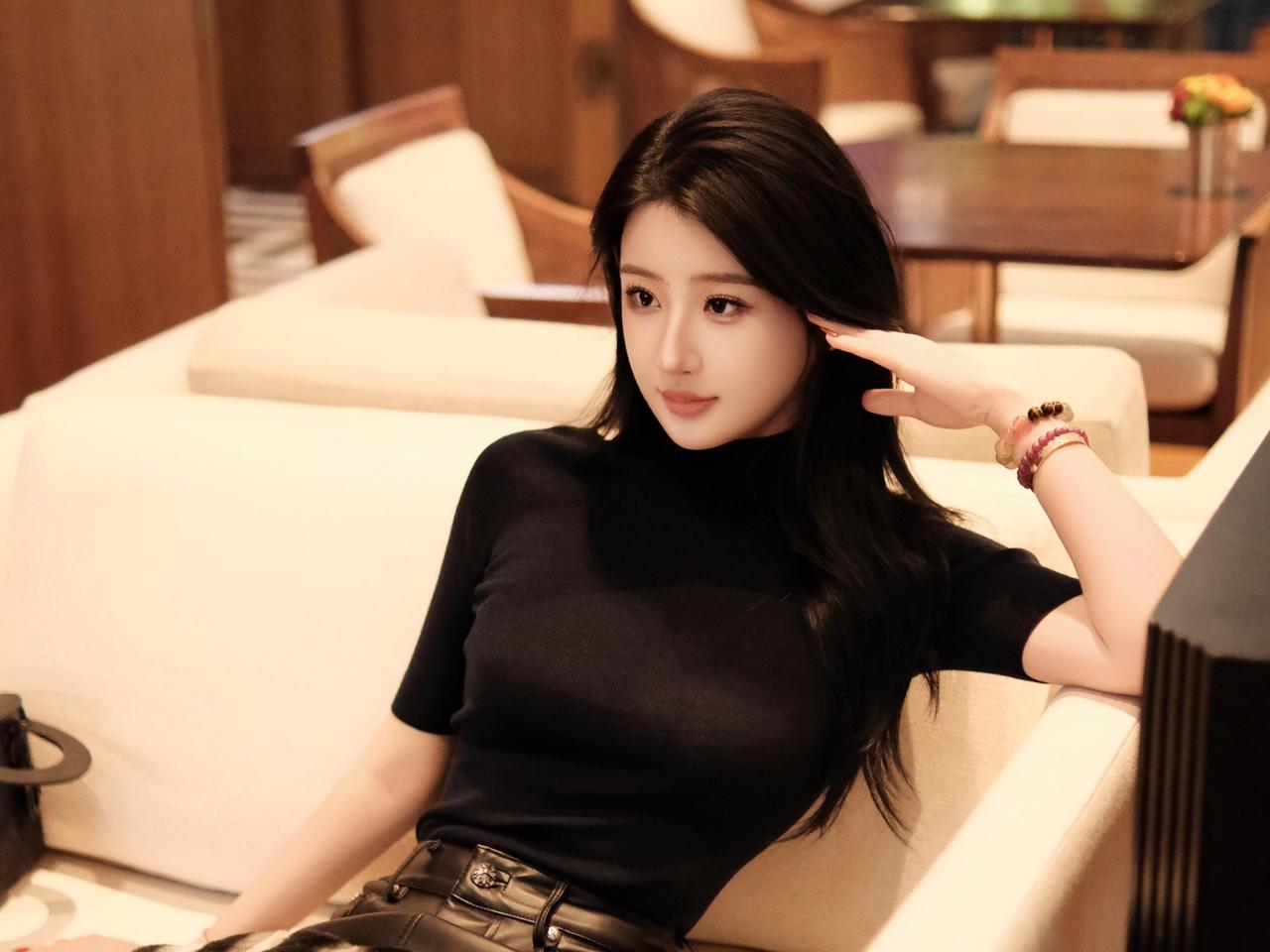 鹧鸪天·夜坐厅堂（并续二阕）

作者Ⅰ朱珠
 
暖盏摇光映木廊，软莎沙发倚娇娘。