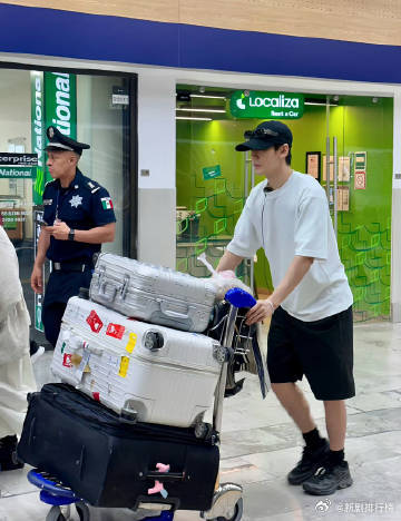 邓为素颜路透 旅行综艺第一站前往墨西哥泳池体验，邓为大方展示素颜真实状态，待人谦