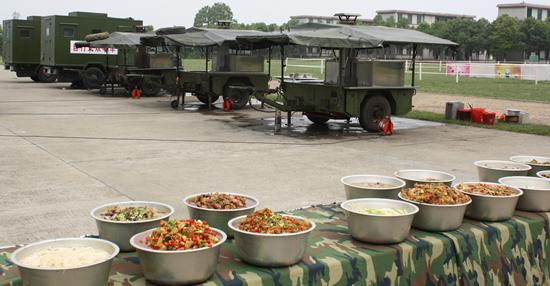 刚下连队那会儿，班长就敲着饭盆说：“咱连最狠的人不在尖刀班，在炊事班。”我当时嗤