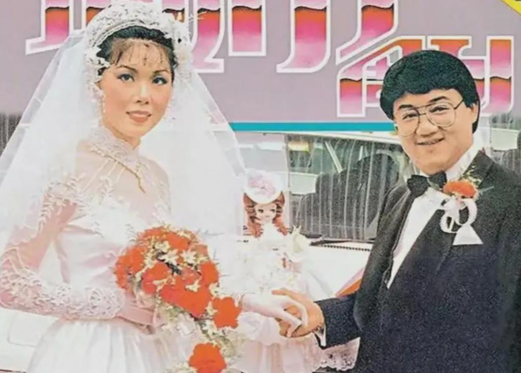 1982年，关菊英与大12岁离异有娃的黎小田办婚礼，劳斯莱斯当婚车，开门红包39