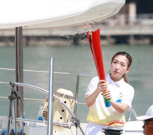 今天刘诗雯现身三亚担任火炬手，她这回搭配了一身白色的衣服，看上去特别的有活力气息