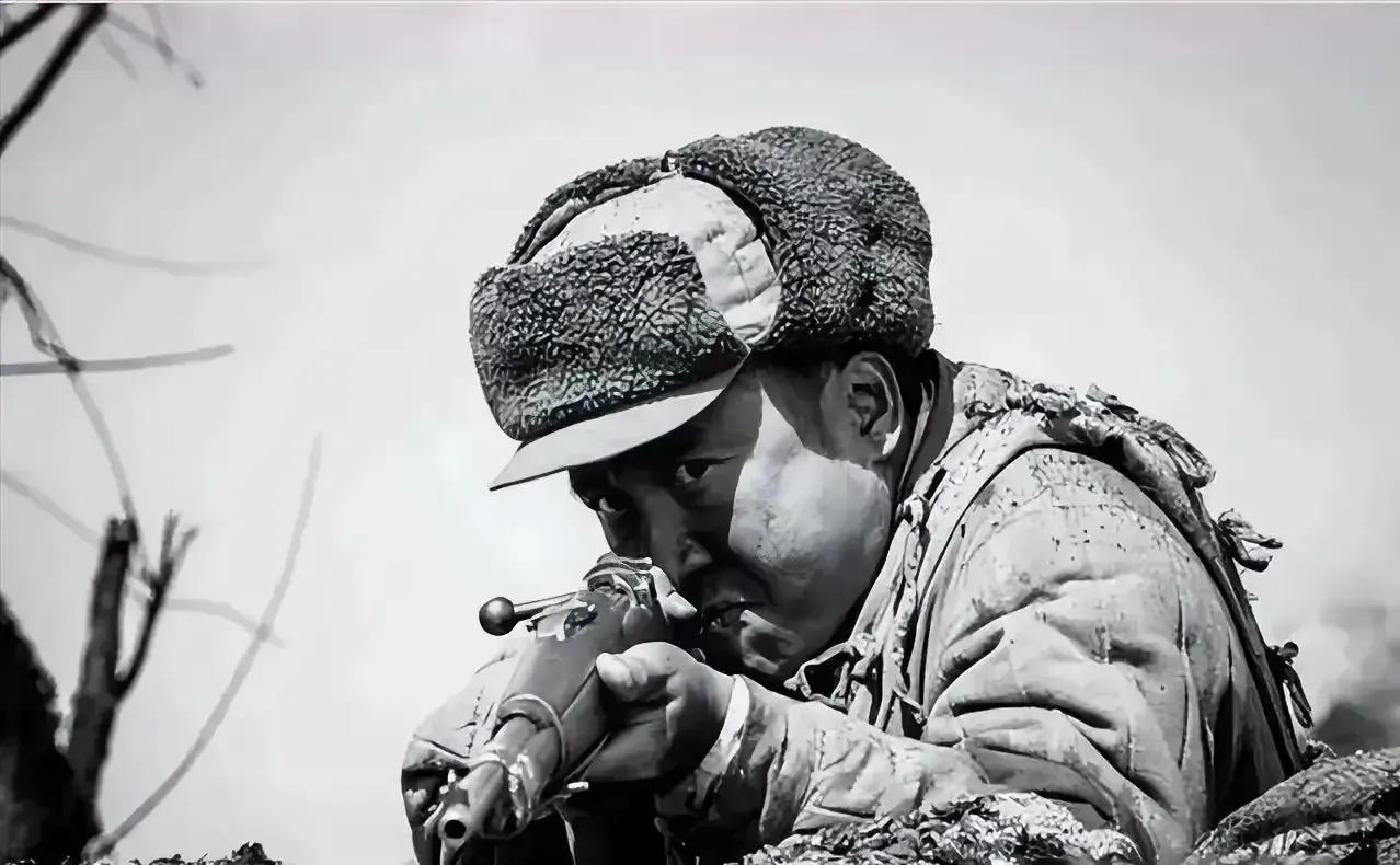 看看这位我人民子弟兵的眼神，看看看这精气神，一股杀气，扑面而来。
       