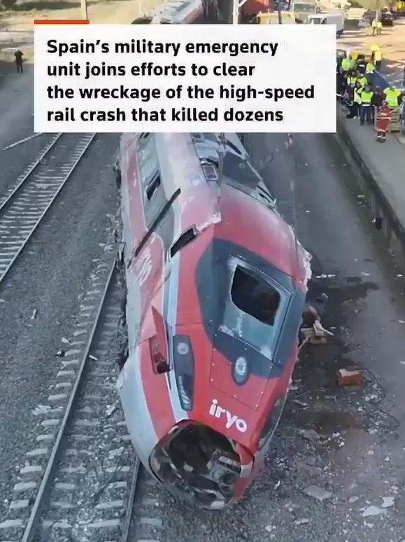 西班牙高铁出事了，

刚检修完的车在直道上脱轨，

司机没犯错。

这事挺反常，