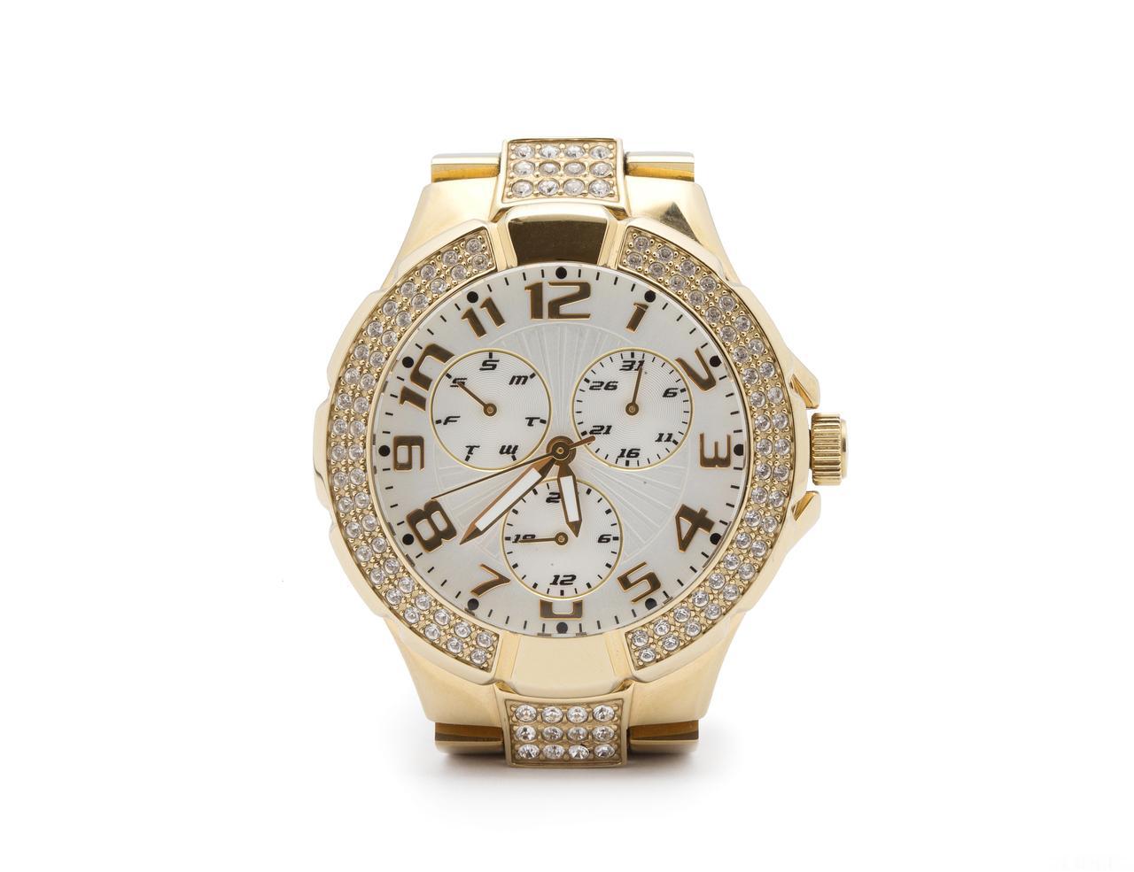 阿姨花92万为“男友”买表：你们别管。



2026年元旦，上海浦东某手表店内