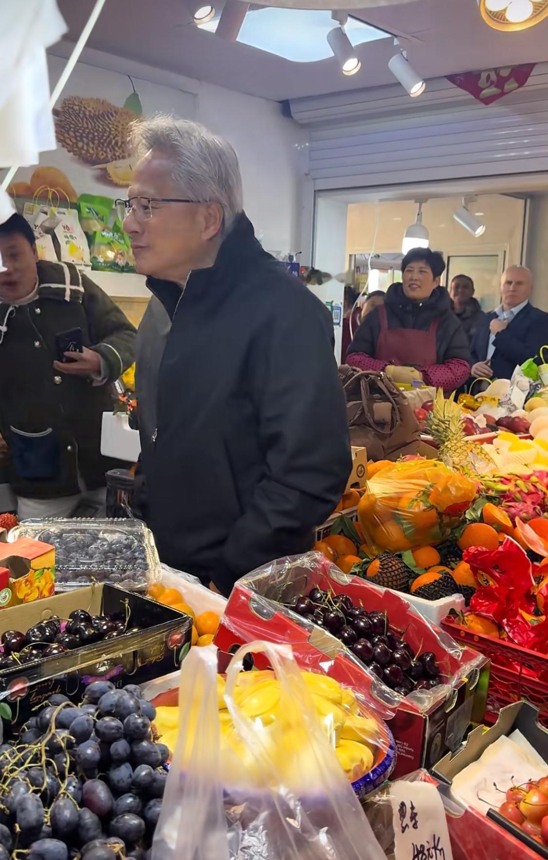 黄仁勋在上海菜市场边逛边吃老黄的保安呢？按之前的报道，黄仁勋一年的安保支出高达3