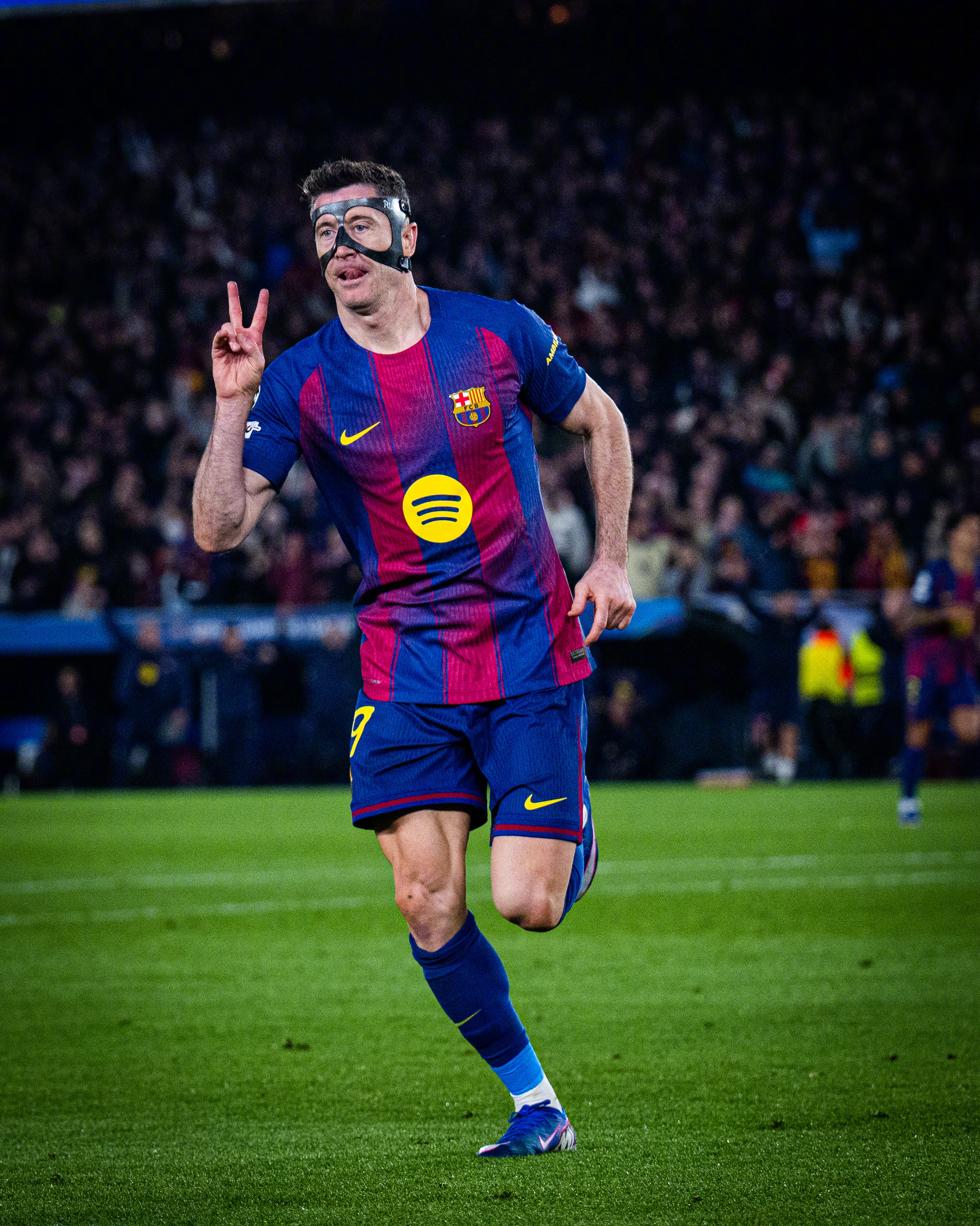 巴萨7比2纽卡斯尔联 ⚽⚽下半场梅开二度的莱万在欧冠淘汰赛中证明，进球与年龄无关