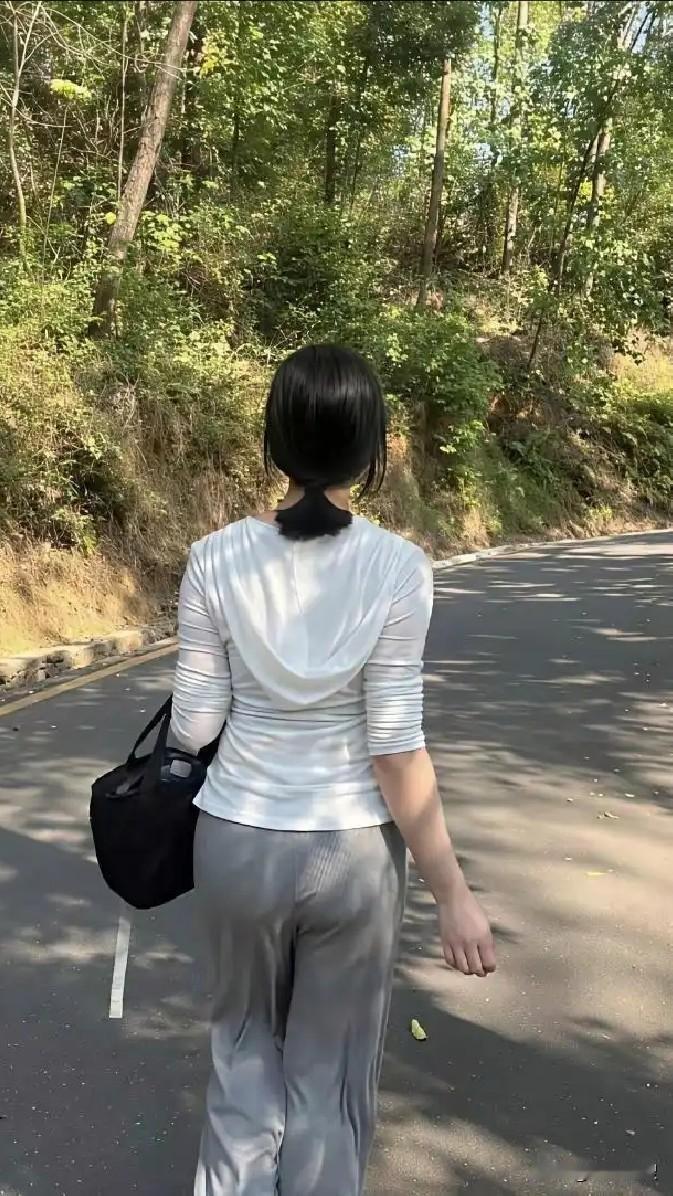 二十岁大二侄女，拎着菜从出租屋出来，撞上给她送东西的爹。
她说那是同学家。爹摔门