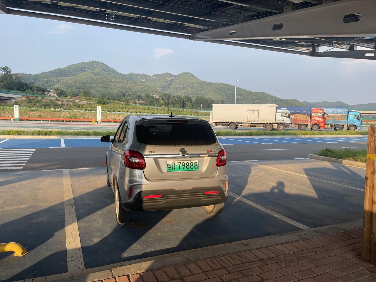 在山东高速服务区充电，遇到了另一台绿牌车，走近一看，电D[捂脸]山东的老头乐，依