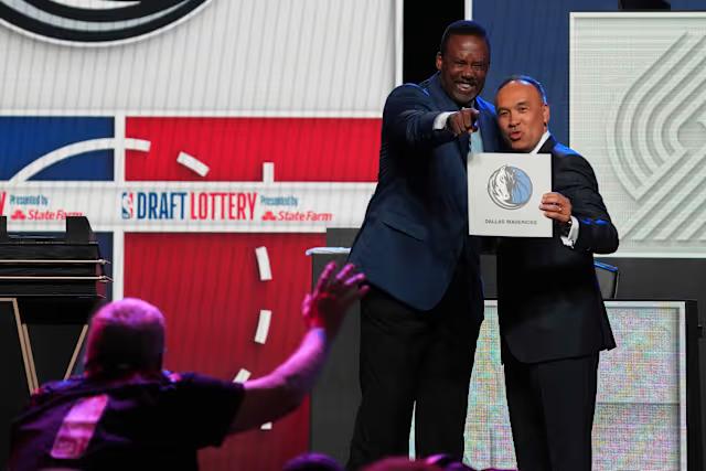 NBA于周一在芝加哥举行了2025年选秀抽签仪式，达拉斯独行侠以仅1.8%的概率