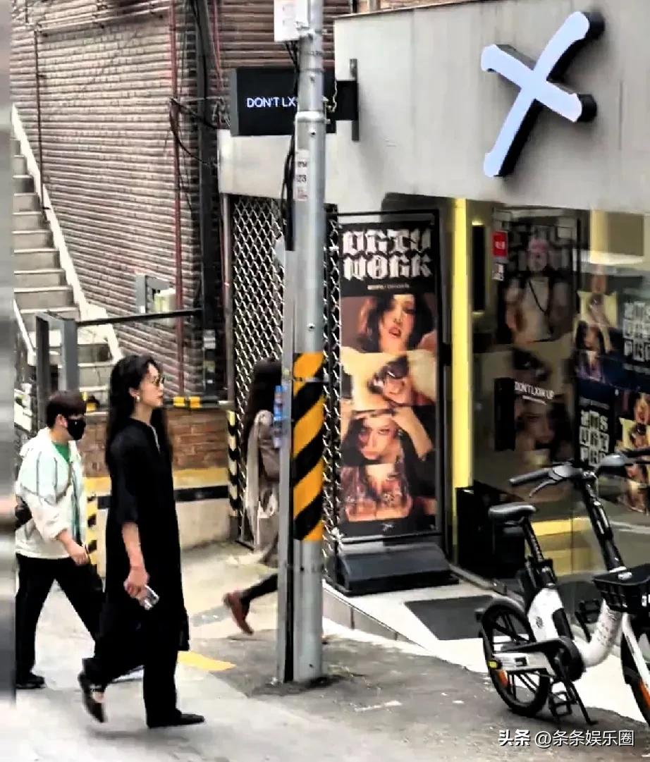 孙莉与黄忆慈母女现身韩国汉南洞，成功吸引了众多目光。黄多多这次的穿搭简直绝了，黑