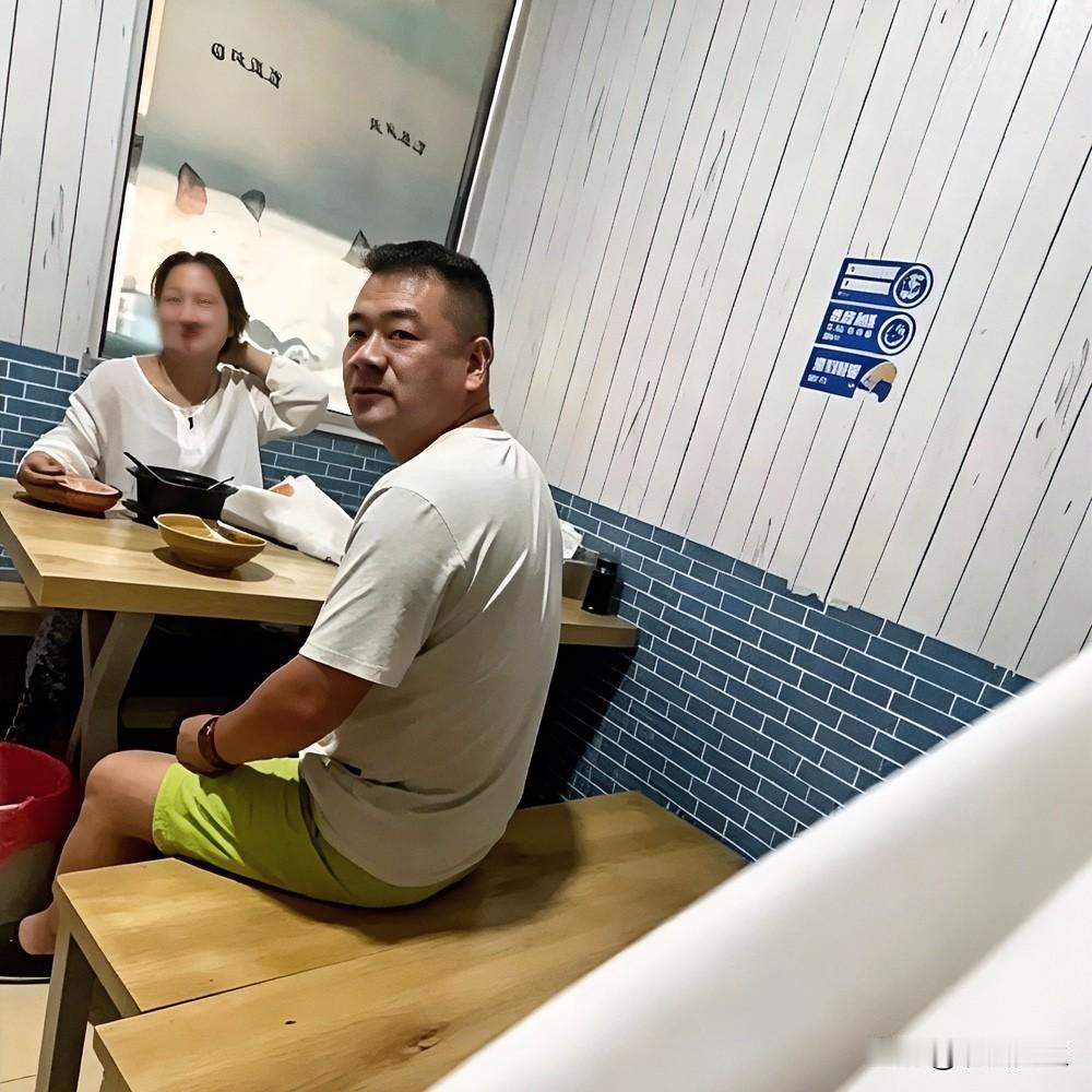 未成年，出门在外无礼，你会管教吗？

淄博，中年夫妻在快餐店吃饭，邻桌15岁小姑