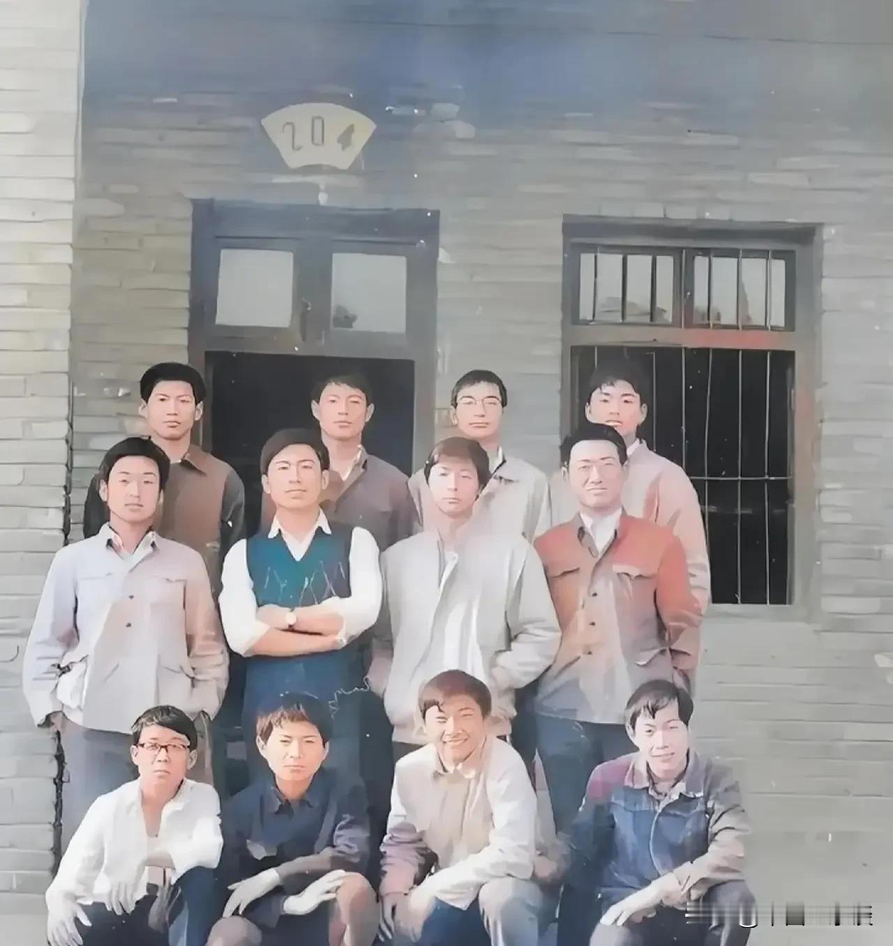 1992年刚刚高中毕业的刘强东（后排右一）与同学的合影。从照片上看那时的刘强东英