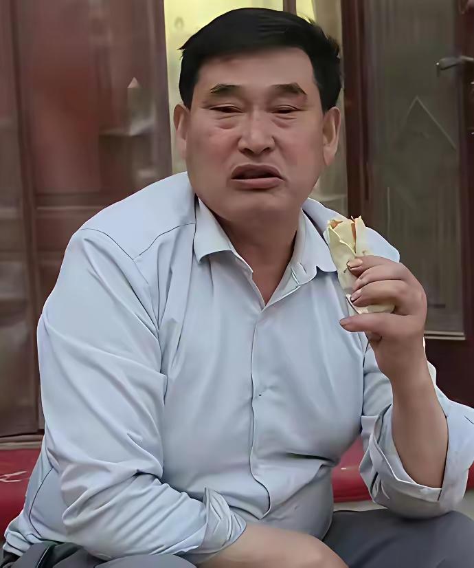 大衣哥唱了15年翻唱，愣是没吃过一回版权官司。不是他运气好，是这三点，他全踩在了