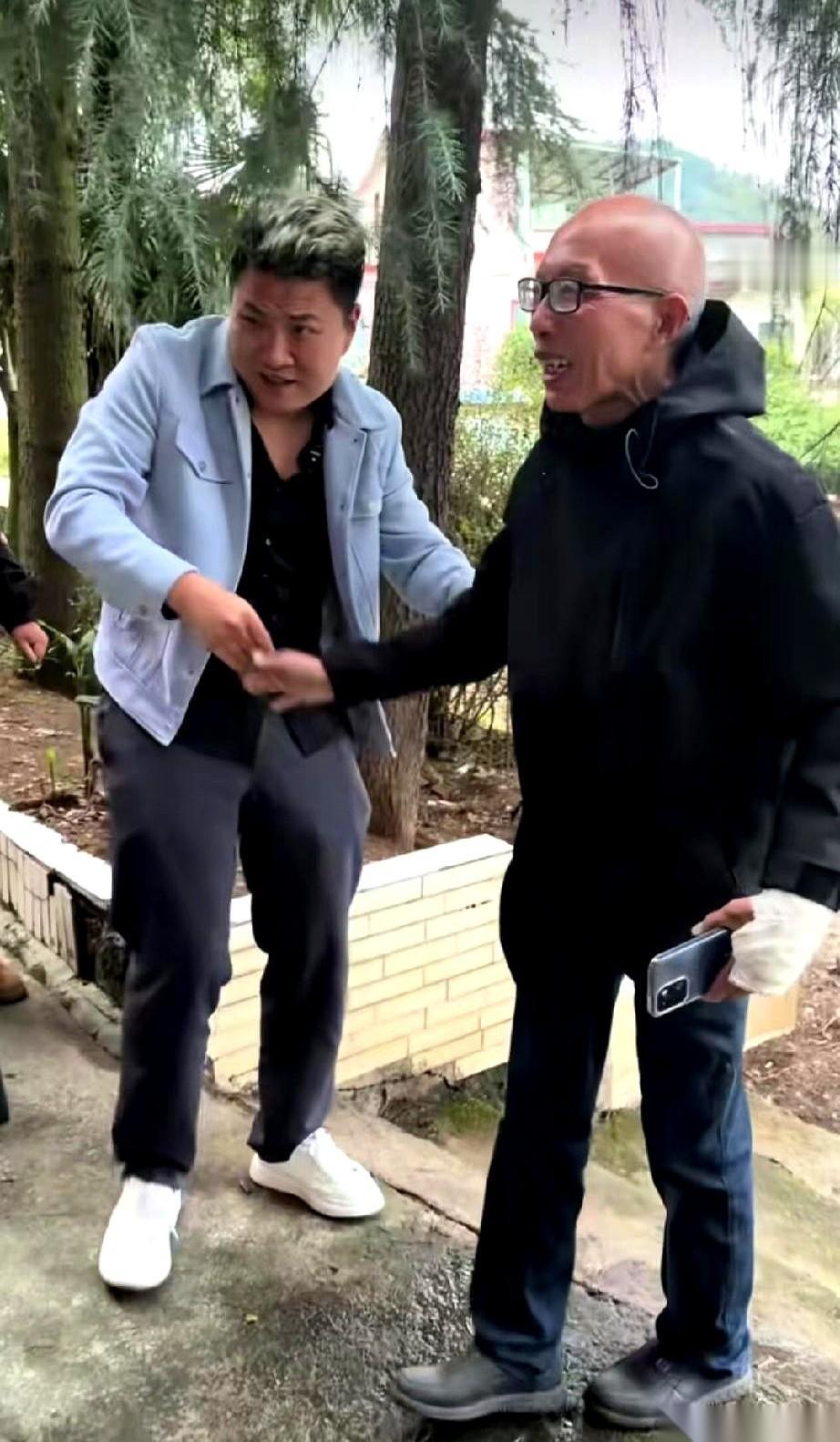 一句流利的英文问候在略显逼仄的楼道里响起。说话的男人穿着一身平整挺括的新衣服，左