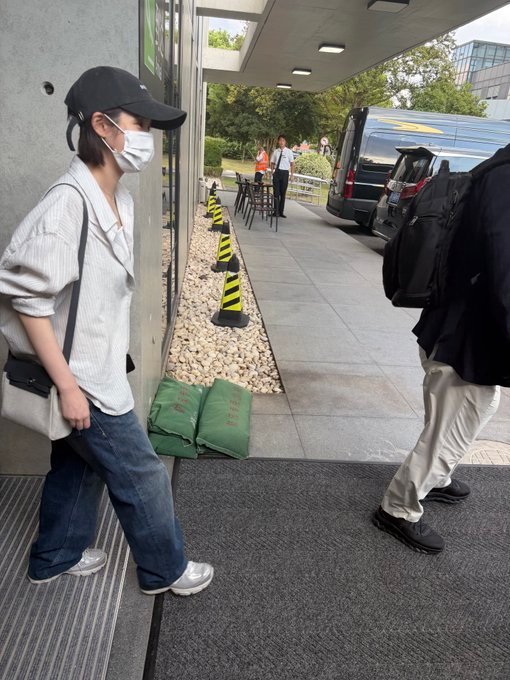 ？我孩子 问了朋友，说好像是现场司机共享的  因为积家开不了窗 ​​​