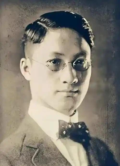 1931年，徐志摩去逛青楼。深夜回家时，见妻子陆小曼已睡，便蹑手蹑脚爬上床。不料