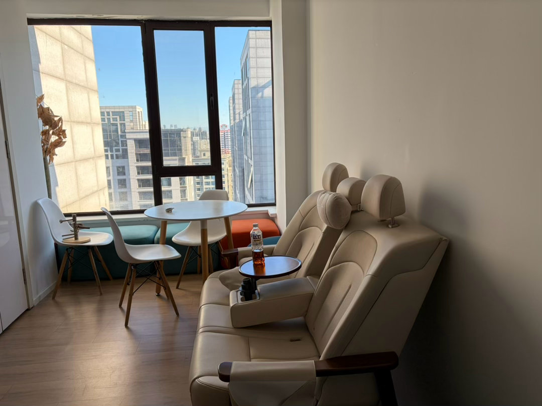 日产N6这套后排座椅放在全公司最好的观景位。现在已经只有早上我能坐会儿了其他时间