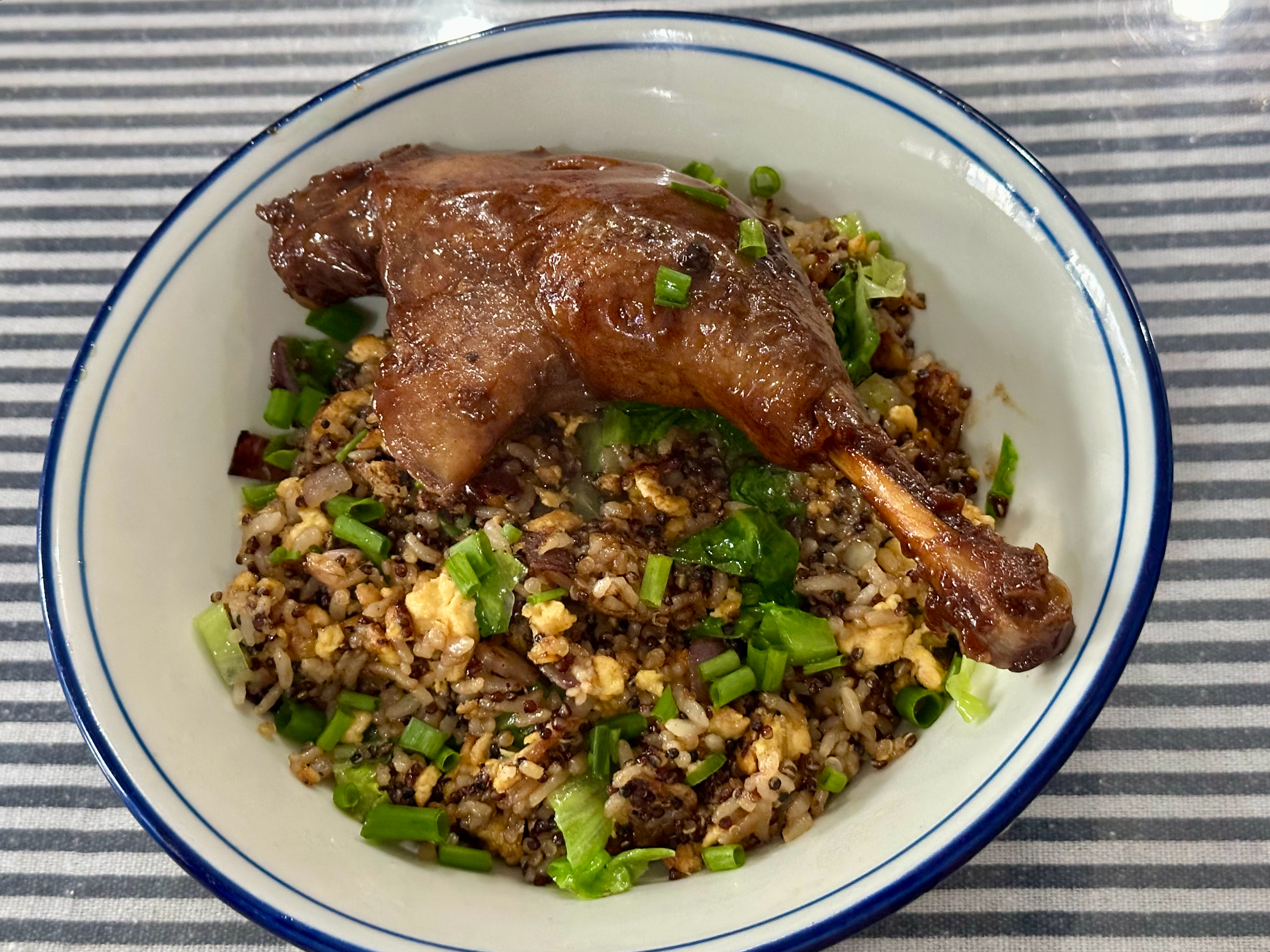 上海美食  天气糟心，饭不能拖后腿，藜麦生菜蛋炒饭，配红烧鸭腿，简约不简单！ 上