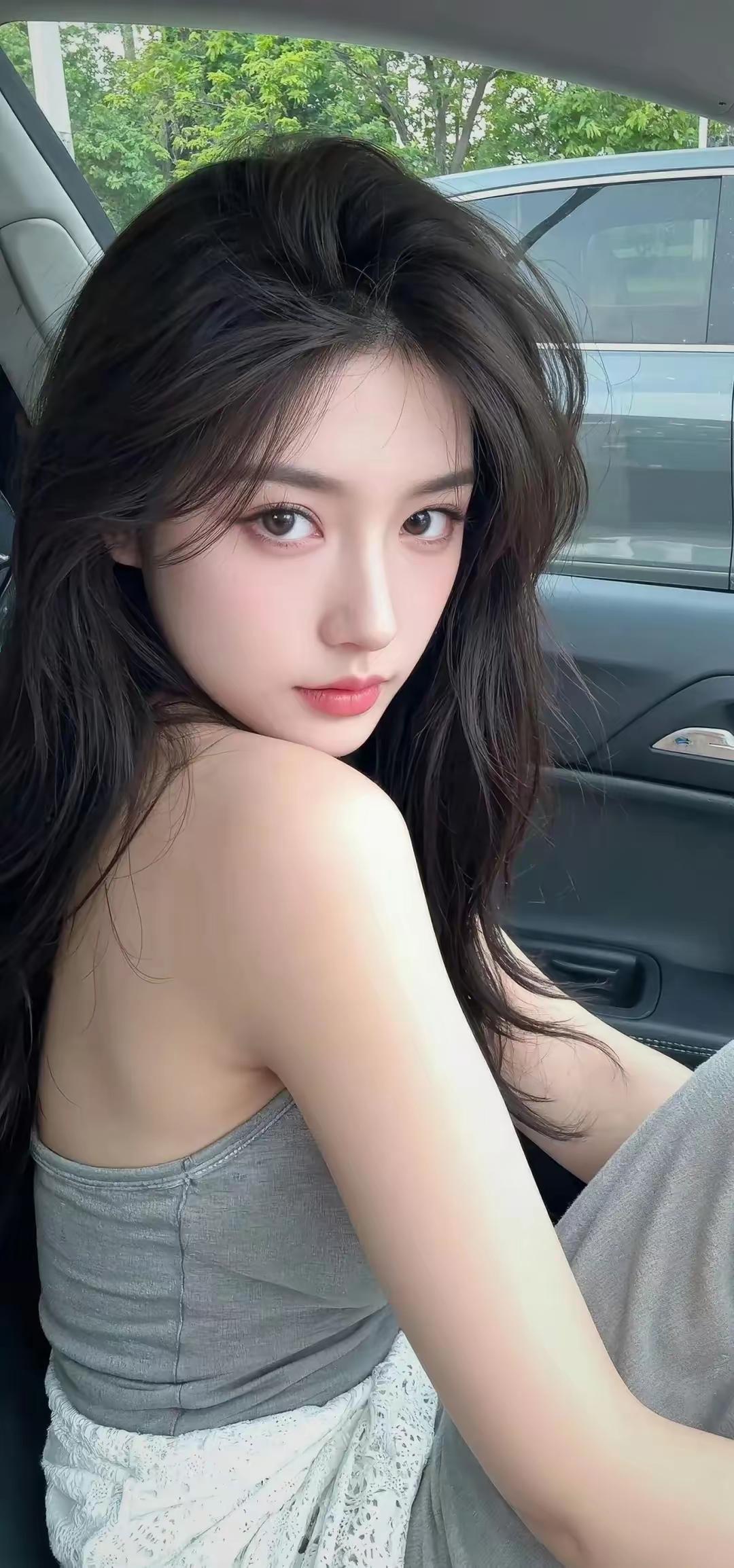 这姑娘在车里看着挺美的。