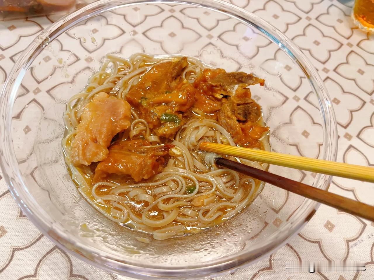这几天老是五点多就醒，睡得晚，醒得早[皱眉]

昨晚煮了点面，放进去前天蒸的排骨