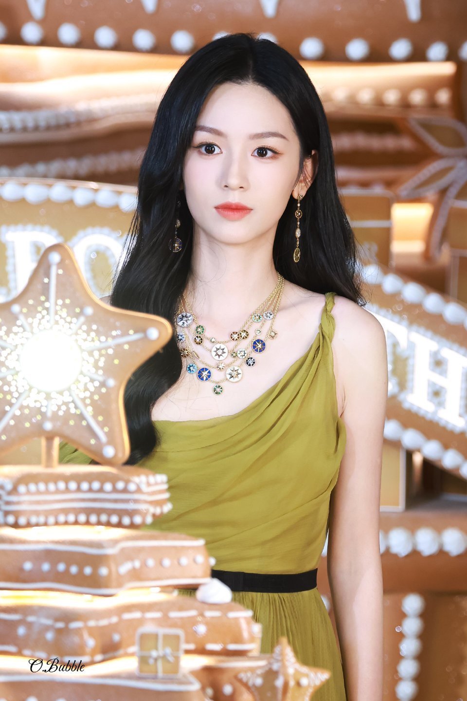 周也DIOR活动生图 周也今日活动造型图，斜肩吊带裙➕长卷发美出新高度了，这个状