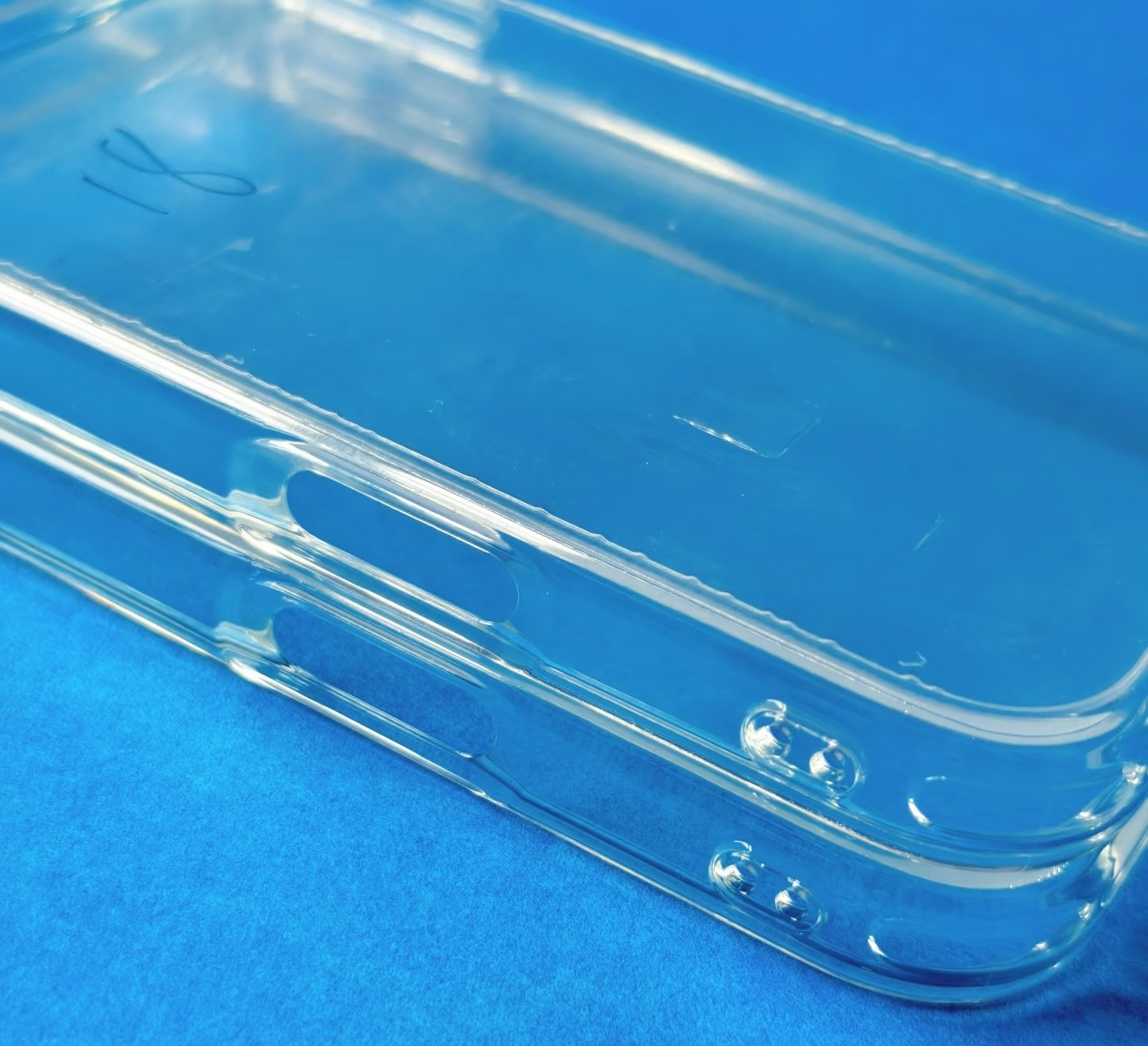 iPhone18ProMax实测厚度8.75mm 现在手机壳都已经爆出来了，上面