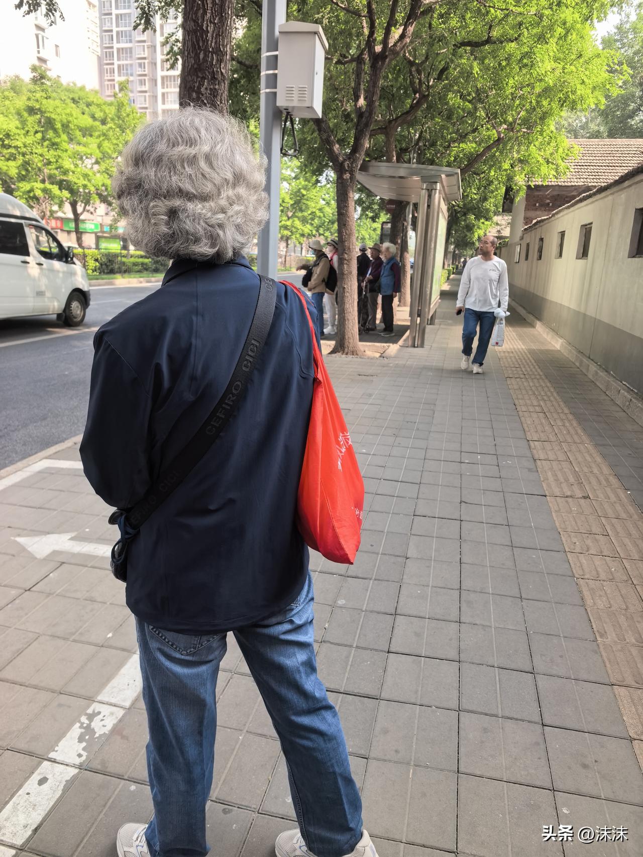 谁能理解这样的老人？前几天，一位乘客在等612路公交时，遇上一位专程来买馒头的七